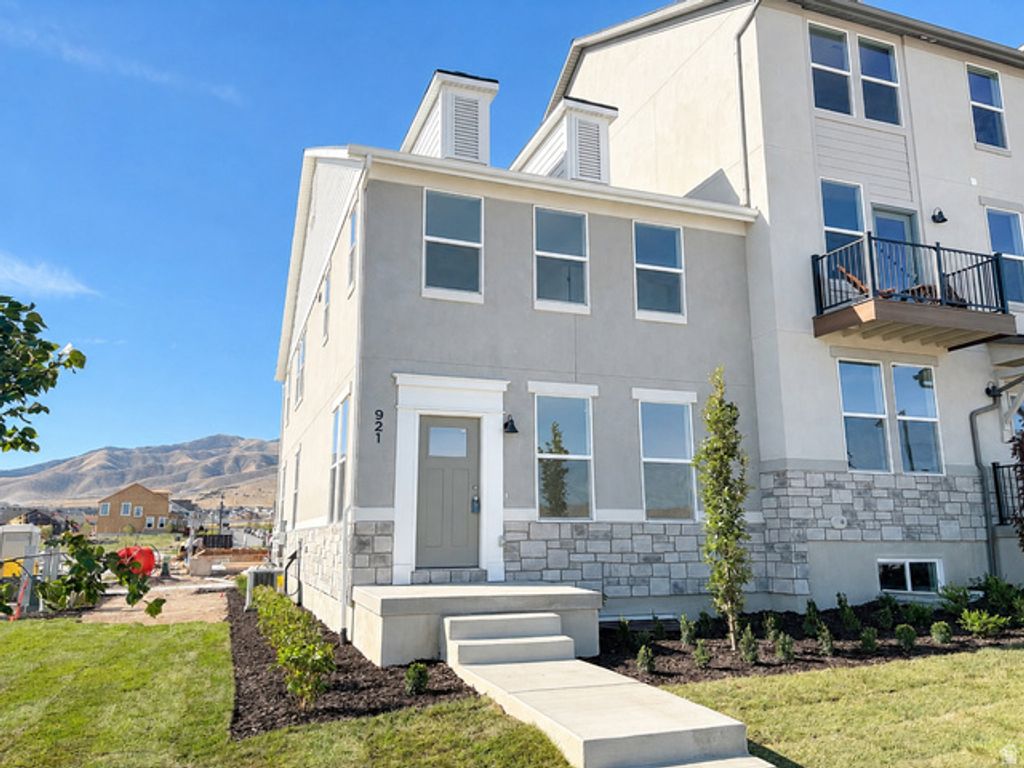 921 W HALVORSEN PKWY #221, Saratoga Springs, UT 84045 — exterior