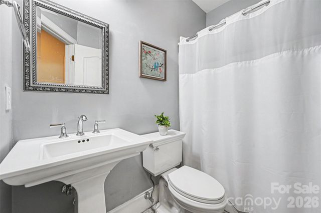 7940 Oakmont Court, Hickory, NC 28602