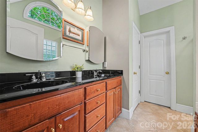 7940 Oakmont Court, Hickory, NC 28602