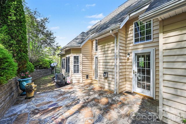 7940 Oakmont Court, Hickory, NC 28602