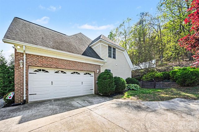 7940 Oakmont Court, Hickory, NC 28602