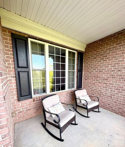 7940 Oakmont Court, Hickory, NC 28602