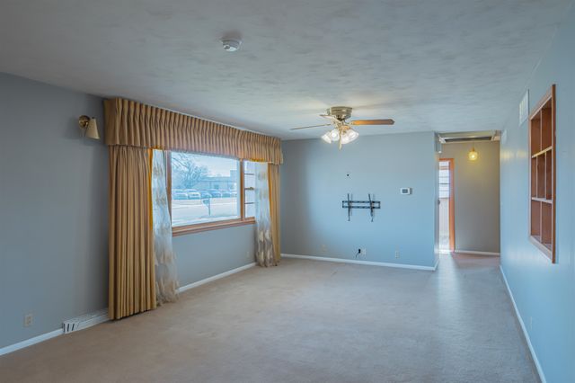 2102 Roach St, Salina, KS 67401