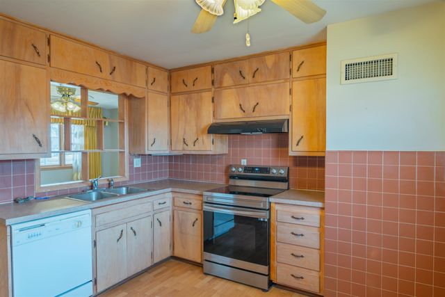 2102 Roach St, Salina, KS 67401