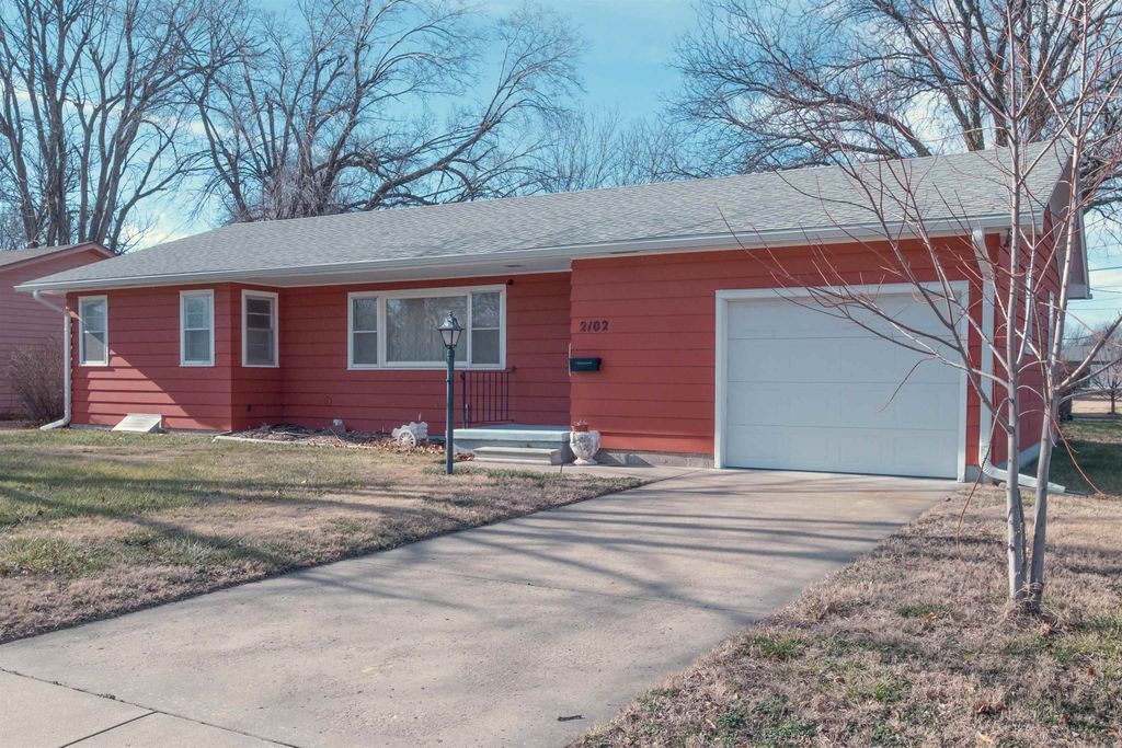 2102 Roach St, Salina, KS 67401