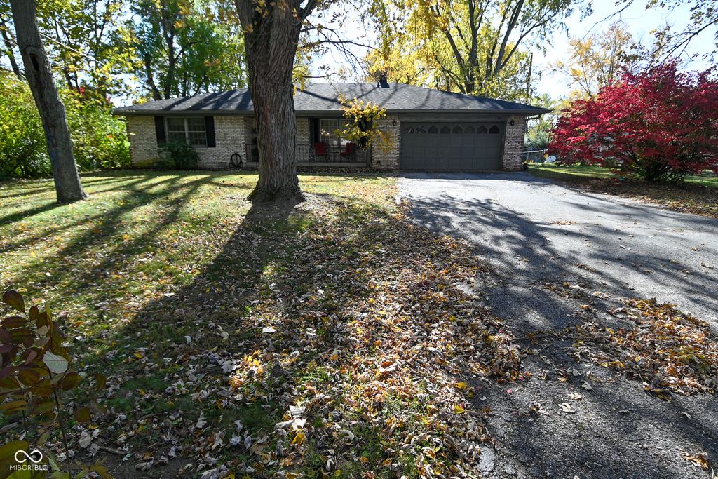 3919 Shadow Hill Lane, Greenwood, IN 46142