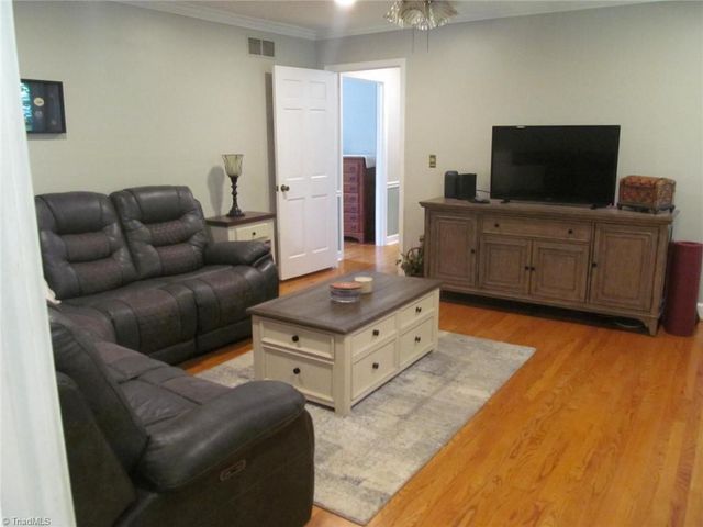 170 Queens Court, Clemmons, NC 27012