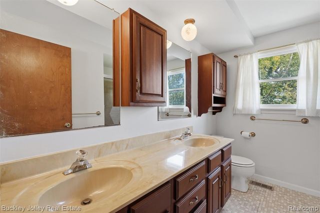 10507 Lafollette Drive, Brighton, MI 48114