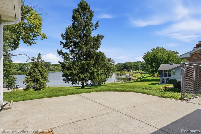 10507 Lafollette Drive, Brighton, MI 48114