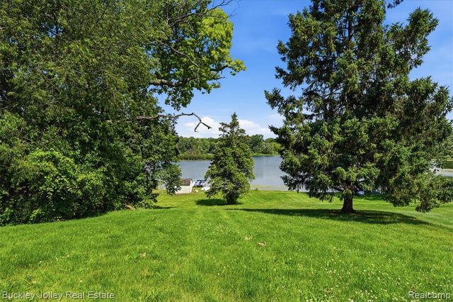 10507 Lafollette Drive, Brighton, MI 48114