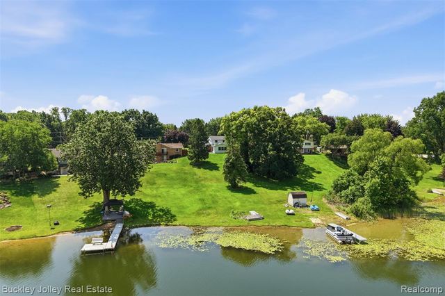 10507 Lafollette Drive, Brighton, MI 48114