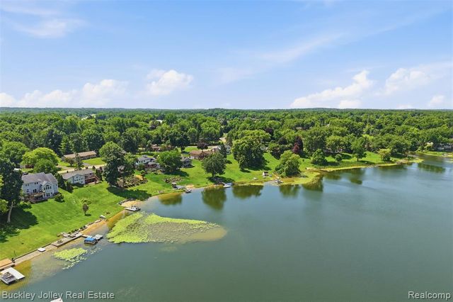 10507 Lafollette Drive, Brighton, MI 48114