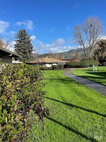 27 Woodgreen St, Santa Rosa, CA 95409