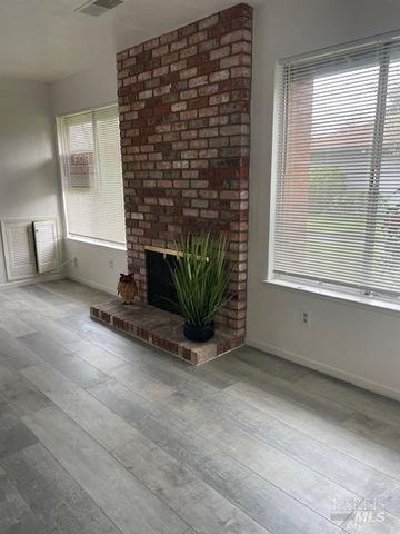 27 Woodgreen St, Santa Rosa, CA 95409