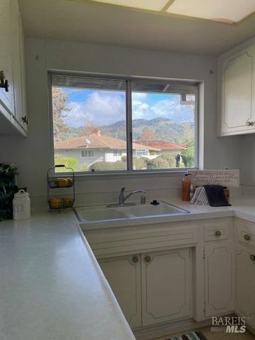 27 Woodgreen St, Santa Rosa, CA 95409