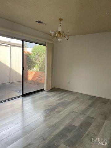 27 Woodgreen St, Santa Rosa, CA 95409