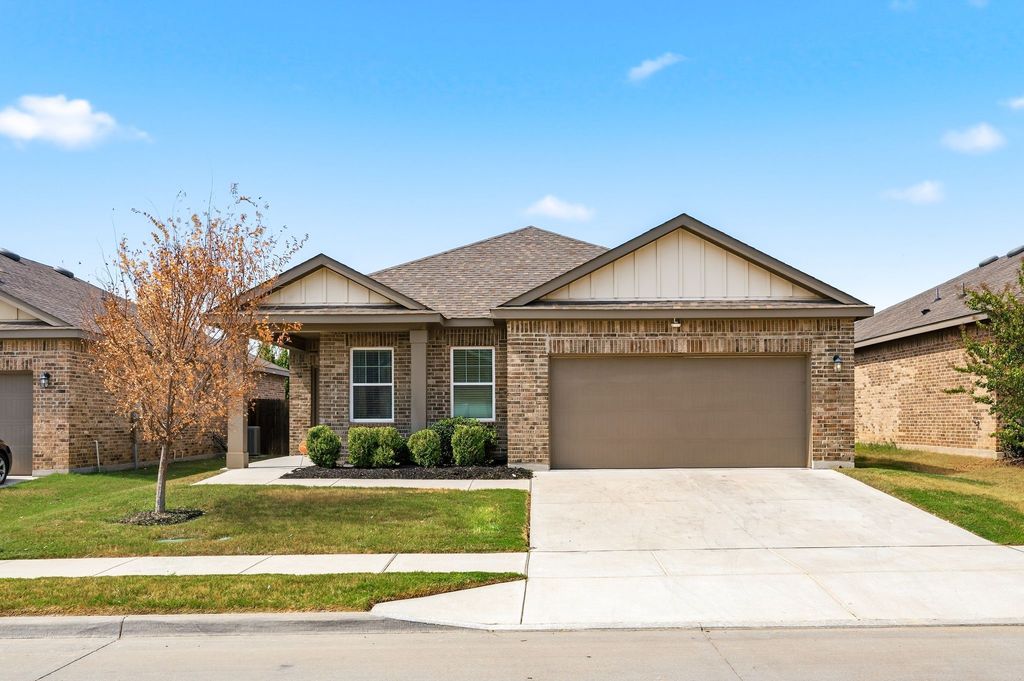 8405 Hawkview Drive, Fort Worth, TX 76179 — exterior