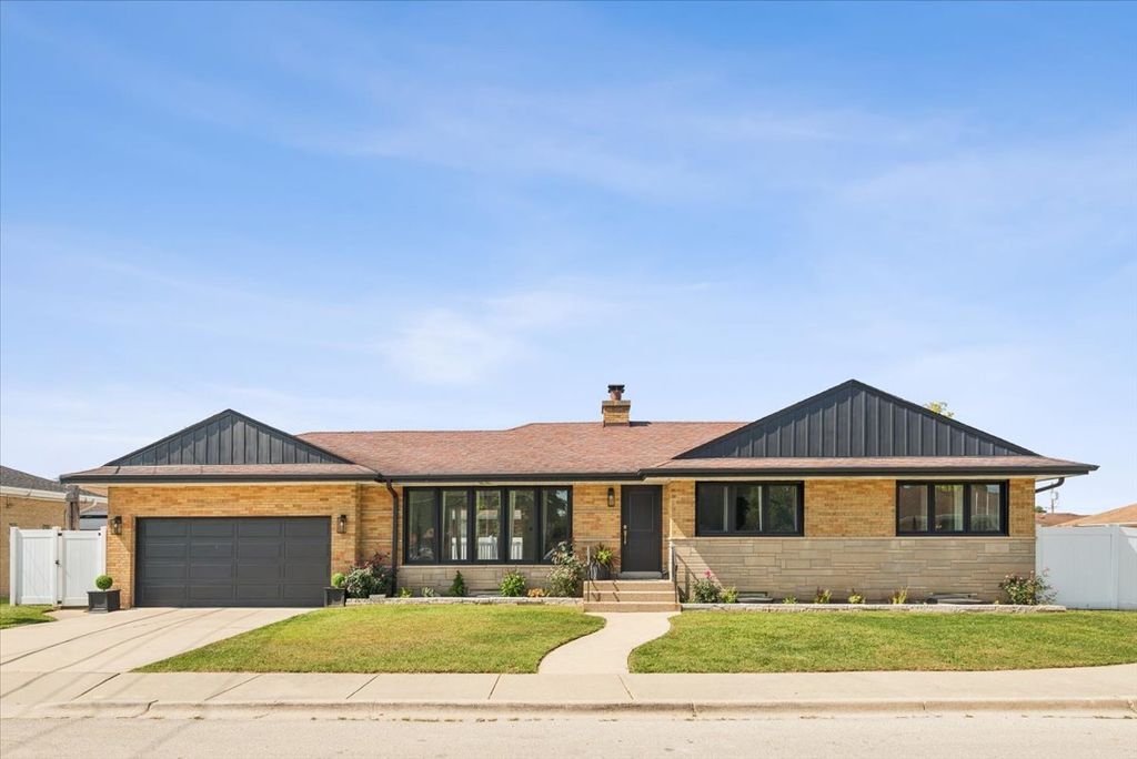 8425 W Sunnyside Avenue, Chicago, IL 60656 — exterior