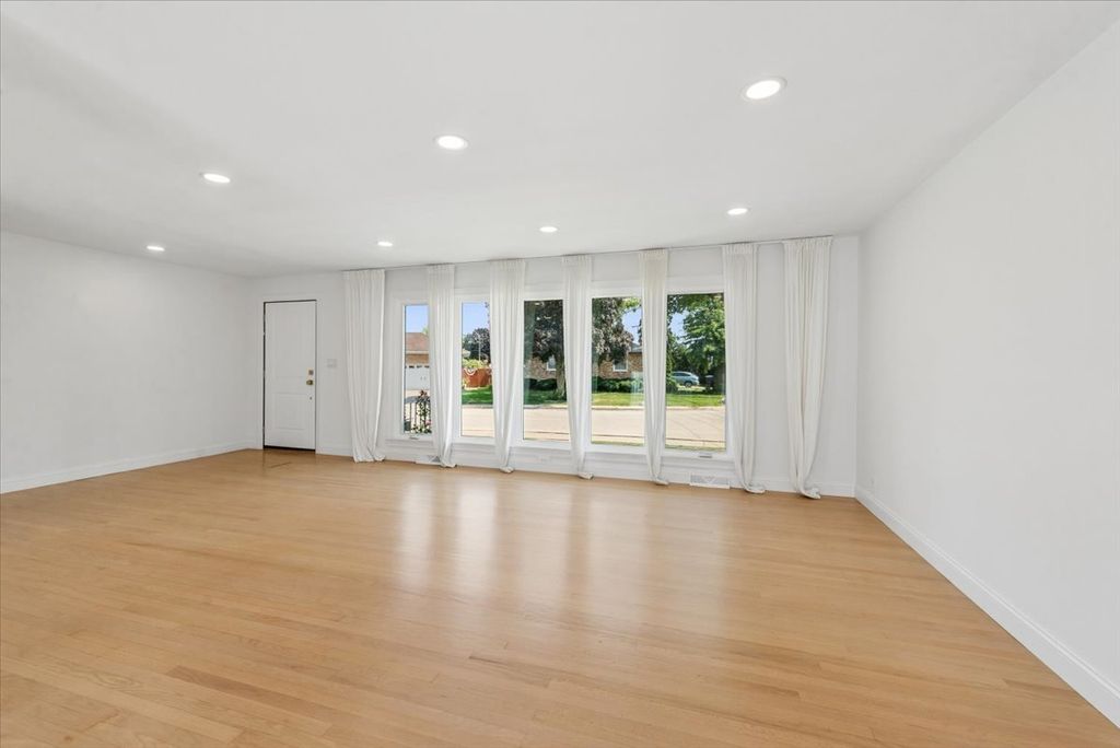 8425 W Sunnyside Avenue, Chicago, IL 60656 — photo 3