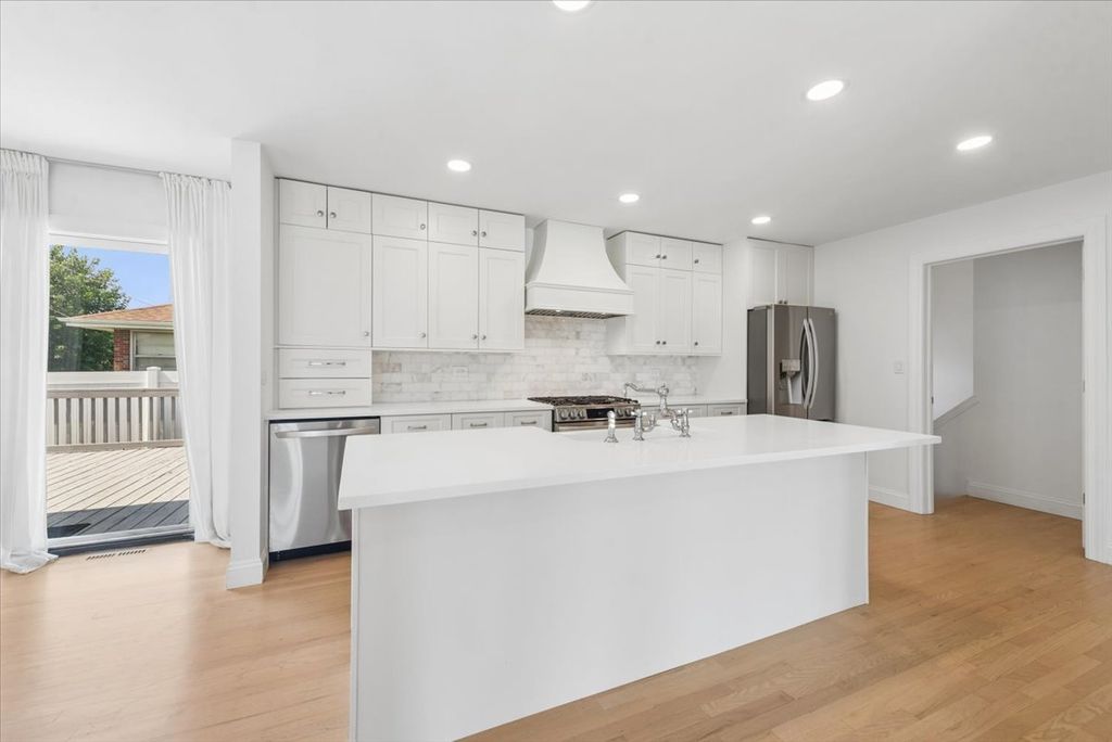8425 W Sunnyside Avenue, Chicago, IL 60656 — photo 5