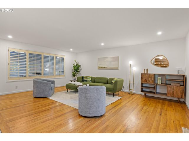 4922 Sw BARNES Rd, Portland, OR 97221