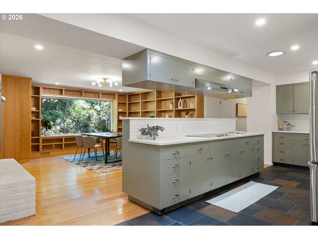 4922 Sw BARNES Rd, Portland, OR 97221