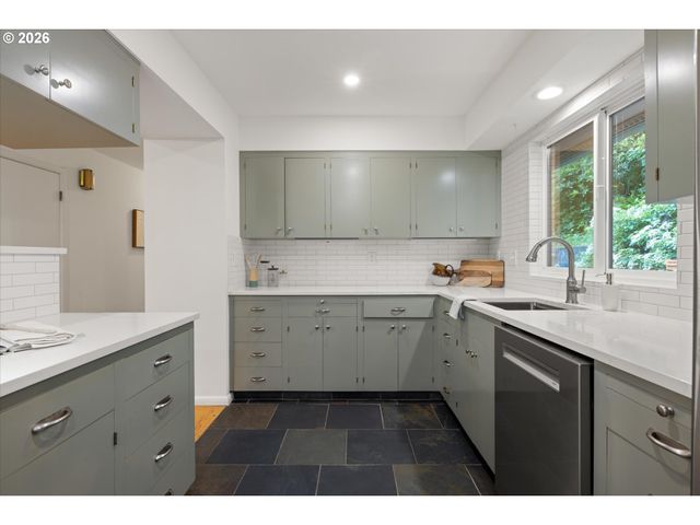 4922 Sw BARNES Rd, Portland, OR 97221