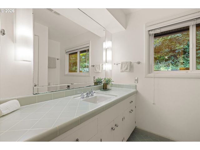 4922 Sw BARNES Rd, Portland, OR 97221