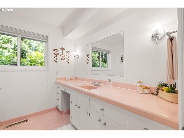 4922 Sw BARNES Rd, Portland, OR 97221