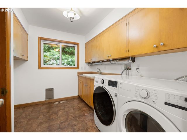 4922 Sw BARNES Rd, Portland, OR 97221