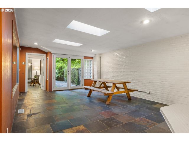 4922 Sw BARNES Rd, Portland, OR 97221