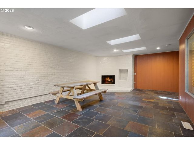 4922 Sw BARNES Rd, Portland, OR 97221