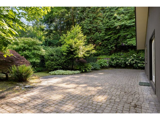 4922 Sw BARNES Rd, Portland, OR 97221