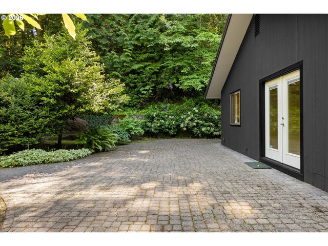 4922 Sw BARNES Rd, Portland, OR 97221
