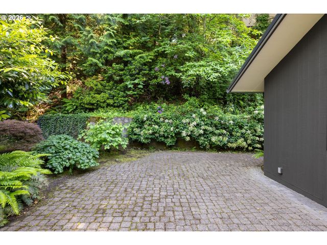 4922 Sw BARNES Rd, Portland, OR 97221