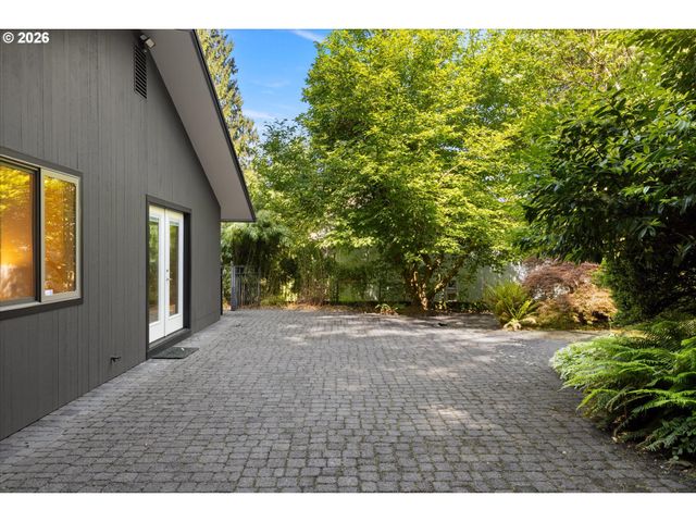 4922 Sw BARNES Rd, Portland, OR 97221