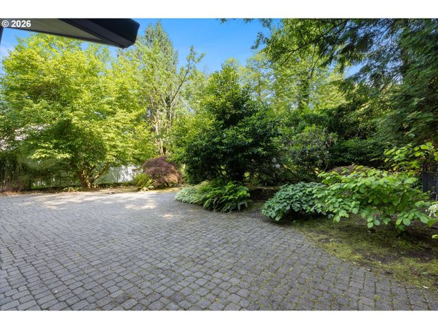 4922 Sw BARNES Rd, Portland, OR 97221