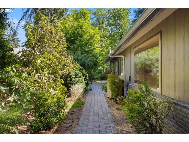4922 Sw BARNES Rd, Portland, OR 97221