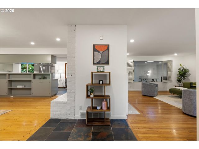 4922 Sw BARNES Rd, Portland, OR 97221
