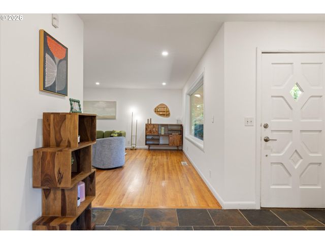 4922 Sw BARNES Rd, Portland, OR 97221