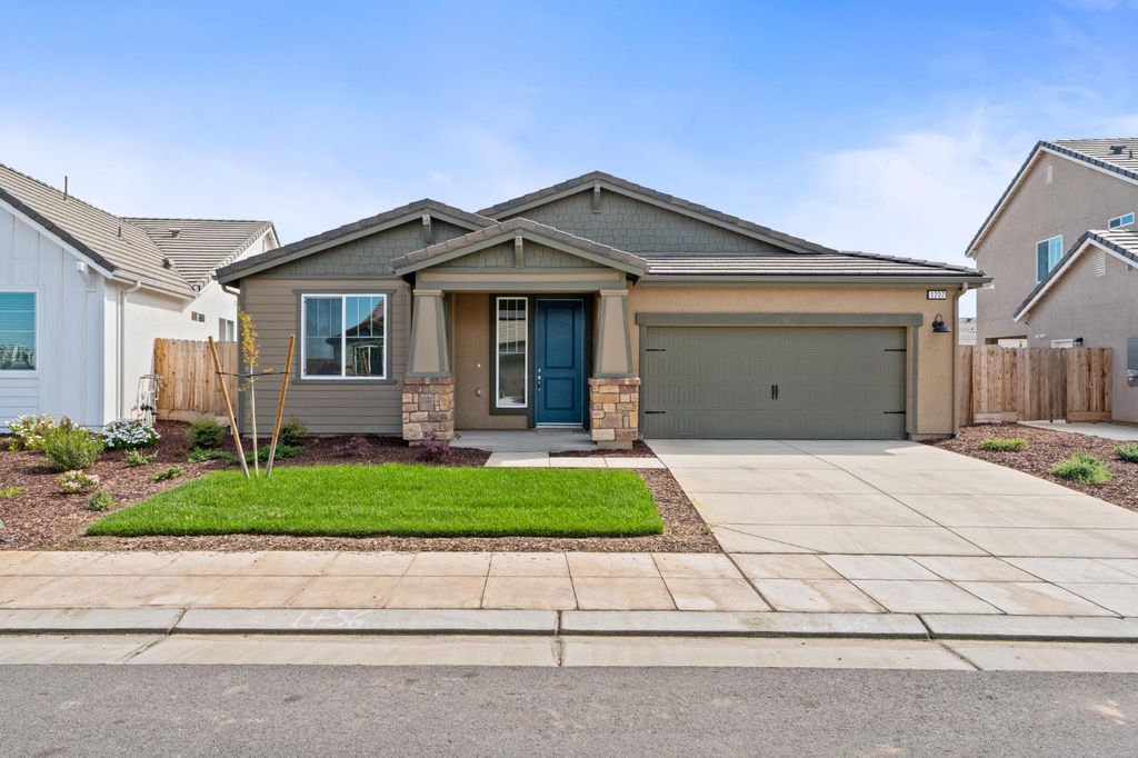 1237 Cathedral Court S, Madera, CA 93636