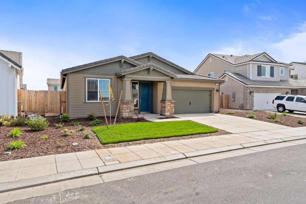 Image 2 of property listing at 1237 Cathedral Court S, Madera, CA 93636
