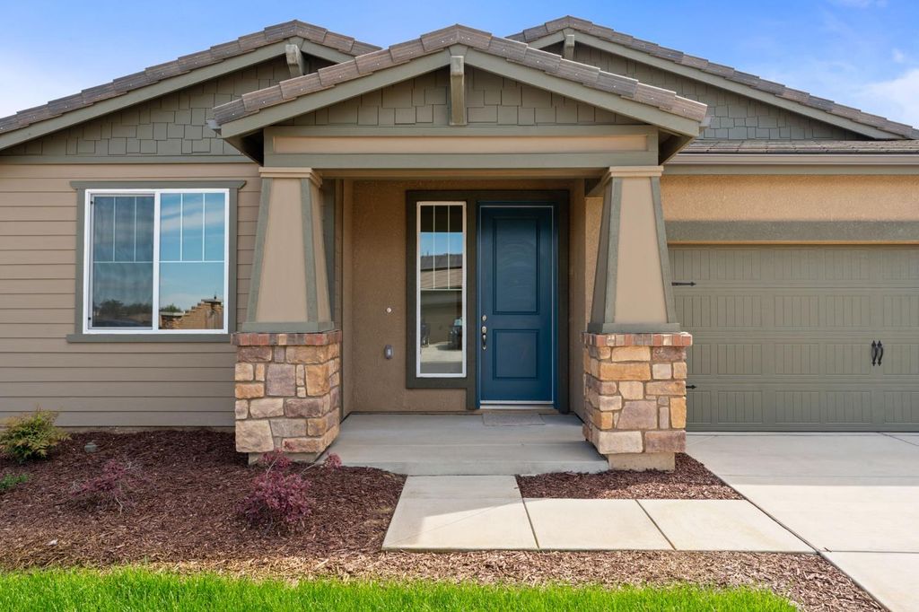 Image 3 of property listing at 1237 Cathedral Court S, Madera, CA 93636