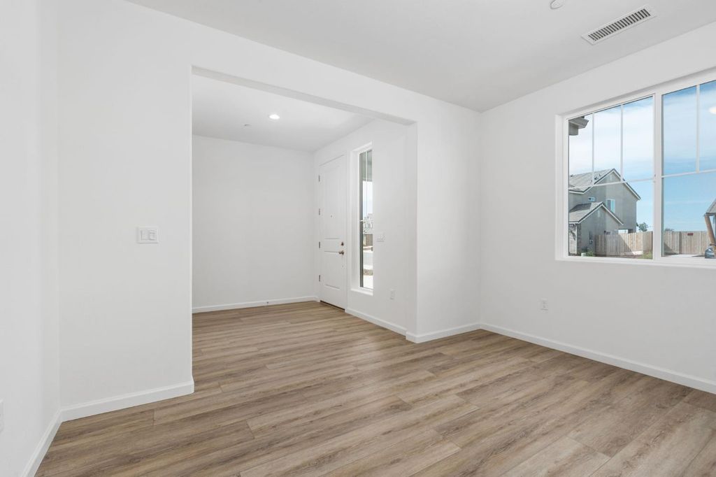 Image 6 of property listing at 1237 Cathedral Court S, Madera, CA 93636