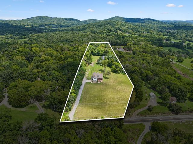 1755 Chicken Rd, Lebanon, TN 37090