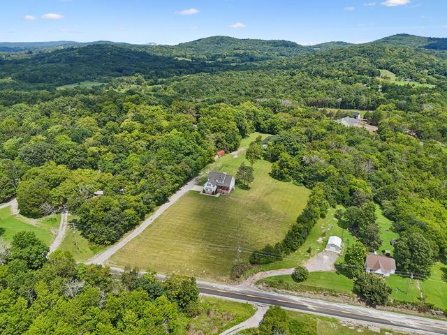 1755 Chicken Rd, Lebanon, TN 37090