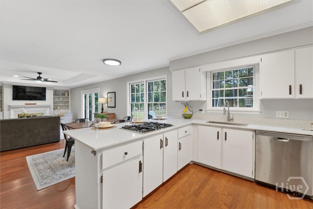 Image 10 of property listing at 105 Mercer Road, Savannah, GA 31411