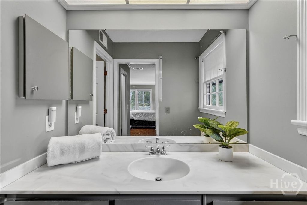 Image 13 of property listing at 105 Mercer Road, Savannah, GA 31411