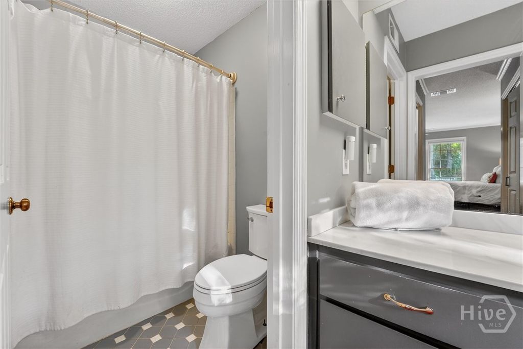 Image 15 of property listing at 105 Mercer Road, Savannah, GA 31411