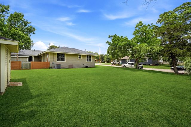 107 Sayles Street, Brenham, TX 77833